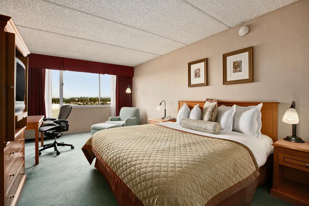Howard Johnson By Wyndham Fullerton/Anaheim Conference Cntr Екстериор снимка