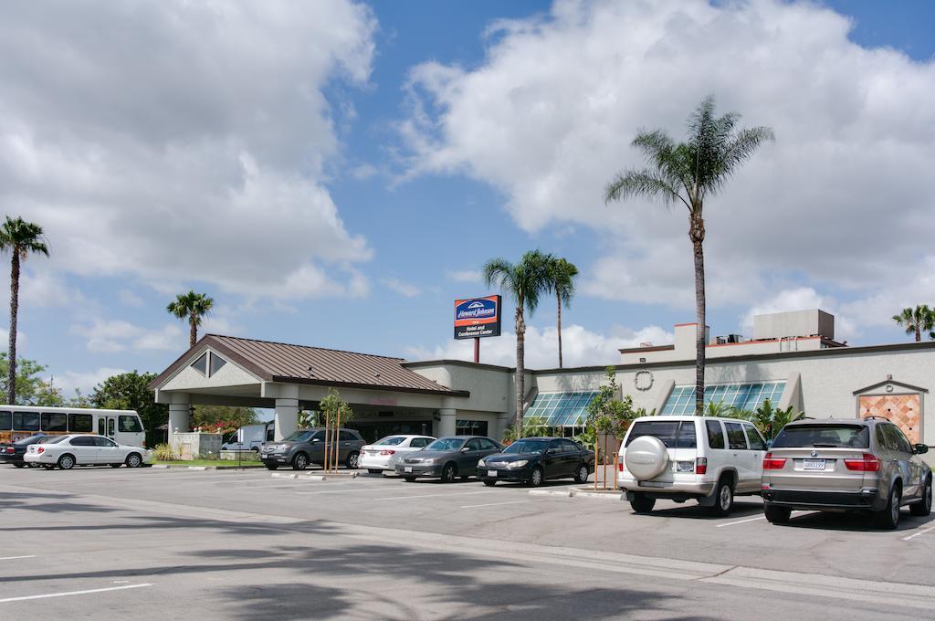 Howard Johnson By Wyndham Fullerton/Anaheim Conference Cntr Екстериор снимка