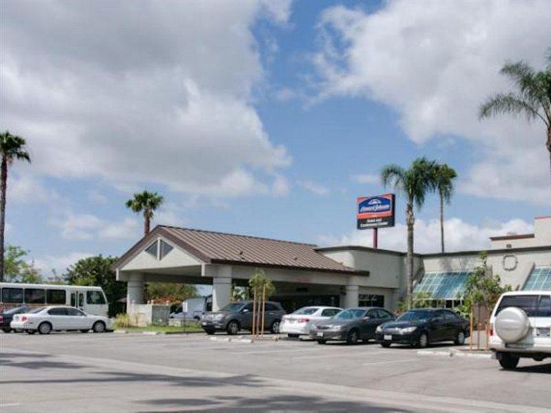 Howard Johnson By Wyndham Fullerton/Anaheim Conference Cntr Екстериор снимка